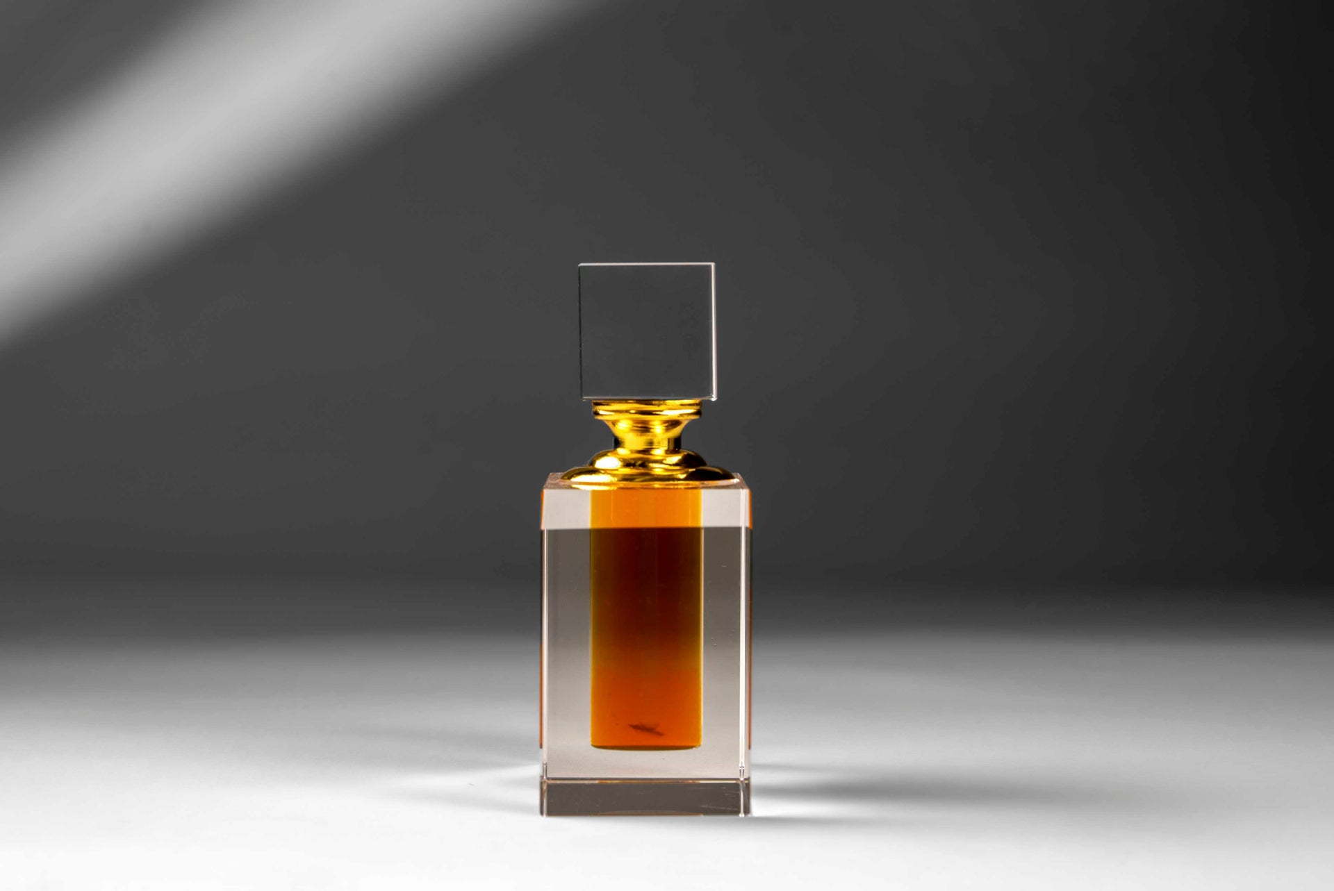 Chamak Oud Attar – Bold, Luxurious & Magnetic