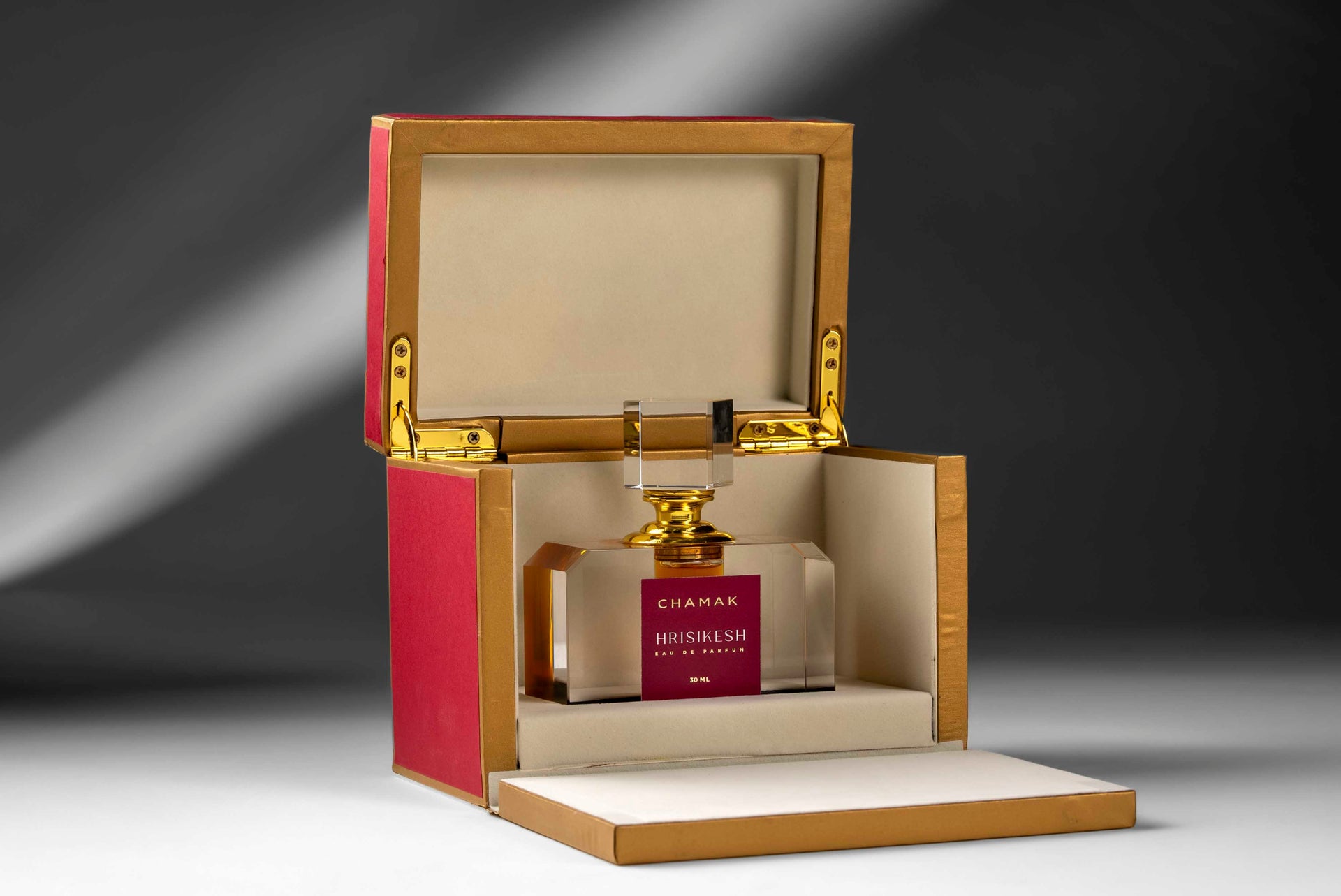 Chamak Oud Attar – Bold, Luxurious & Magnetic